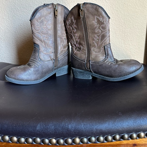 COPY - Size 9 little girl brown side zip up Western Cowgirl boots. - Picture 4 of 10